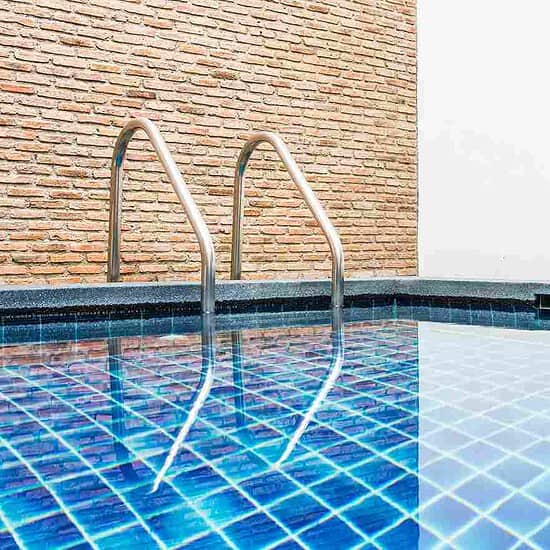 swimming pool cleaning dubai