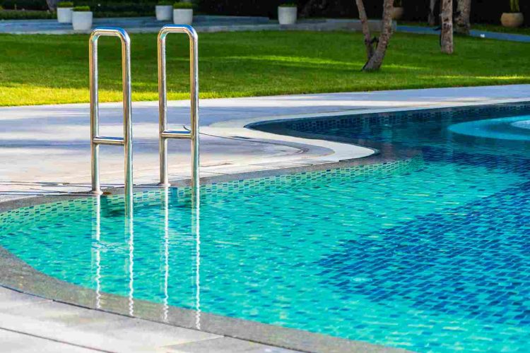 daytime pool look